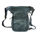Bauchtasche, Gassi-Tasche aus Leder grün mit Schlüsselring an der Seite zum Befestigen von kleinen Dingen, einem Haupt-Reißverschlussfach, einem Reißverschlussfach vorne mit Einsteckfach, welches durch einen Magnetknopf geschlossen wird, und einem Reißverschlussfach auf der hinteren Seite.
