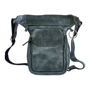 Bauchtasche, Gassi-Tasche aus Leder grün mit Schlüsselring an der Seite zum Befestigen von kleinen Dingen, einem Haupt-Reißverschlussfach, einem Reißverschlussfach vorne mit Einsteckfach, welches durch einen Magnetknopf geschlossen wird, und einem Reißverschlussfach auf der hinteren Seite.