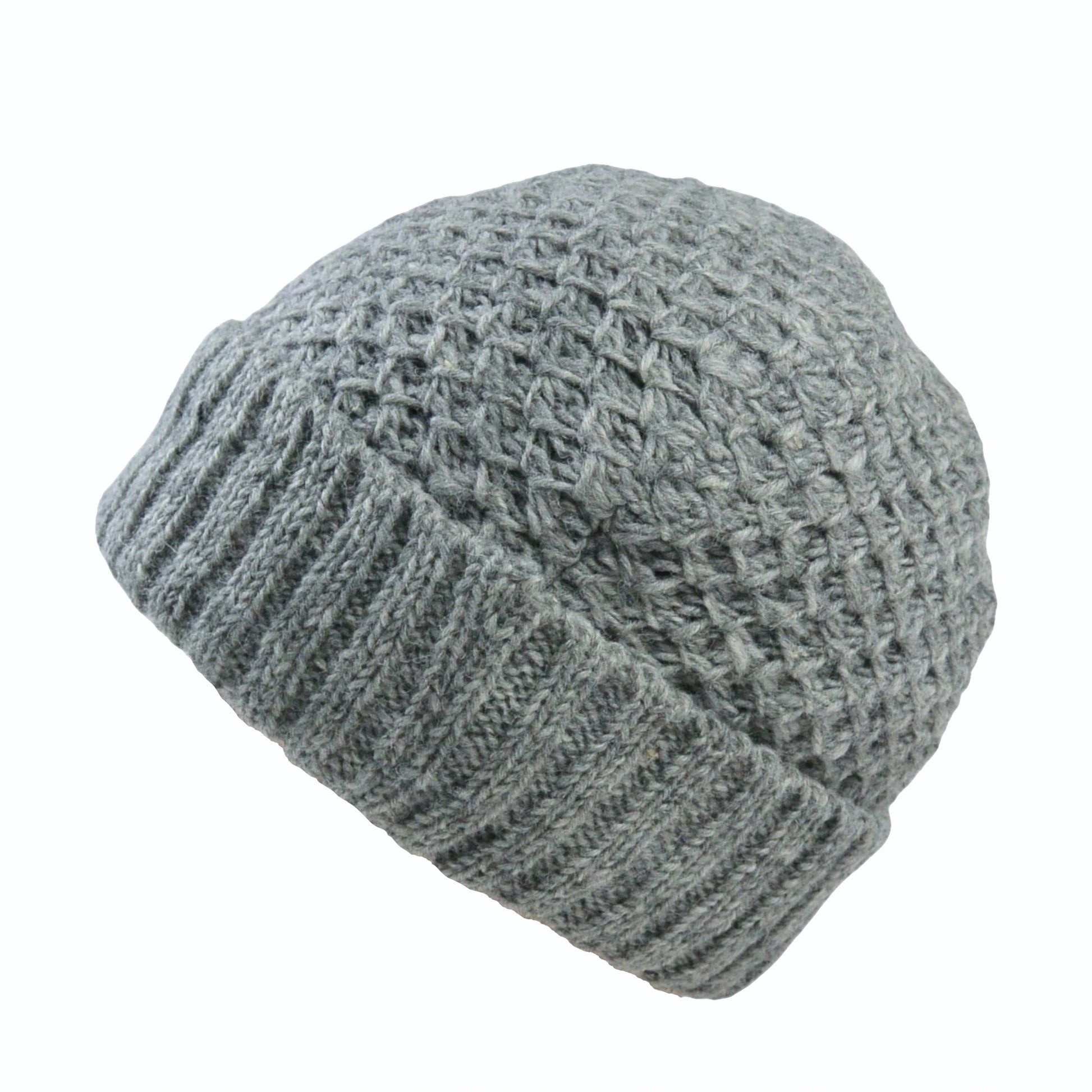 Seitenansicht: Kurze Beanie Mütze, Wollmütze aus Schurwolle, Webenmuster Strick Grau mit Breitem Mützenumschlag.
