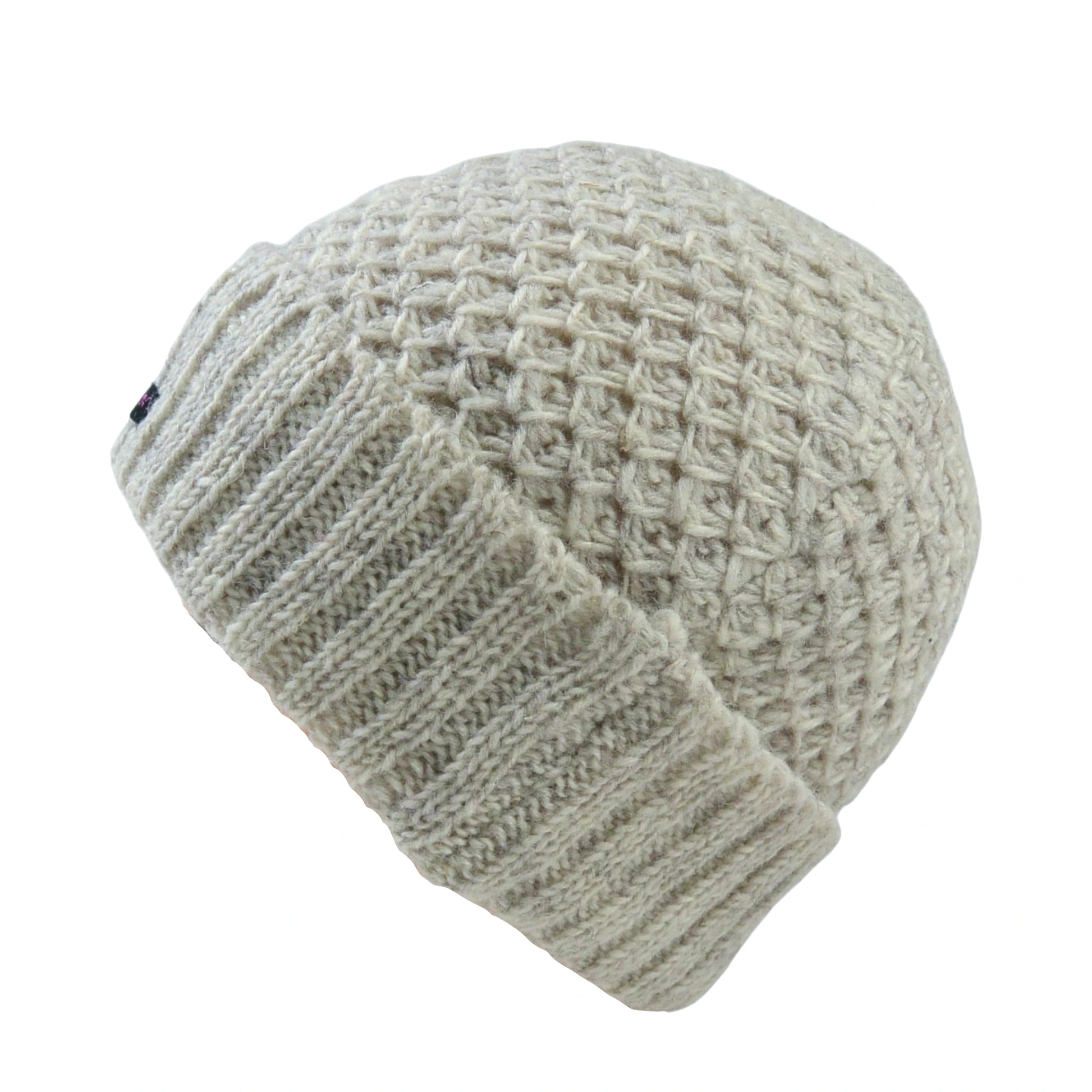 Seitenansicht: Kurze Beanie Mütze, Wollmütze aus Schurwolle, Webenmuster Strick Naturweiß mit Breitem Mützenumschlag.