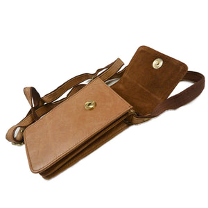 Hellbraune Echtledertasche offen dargestellt, zwei Fächer sichtbar.