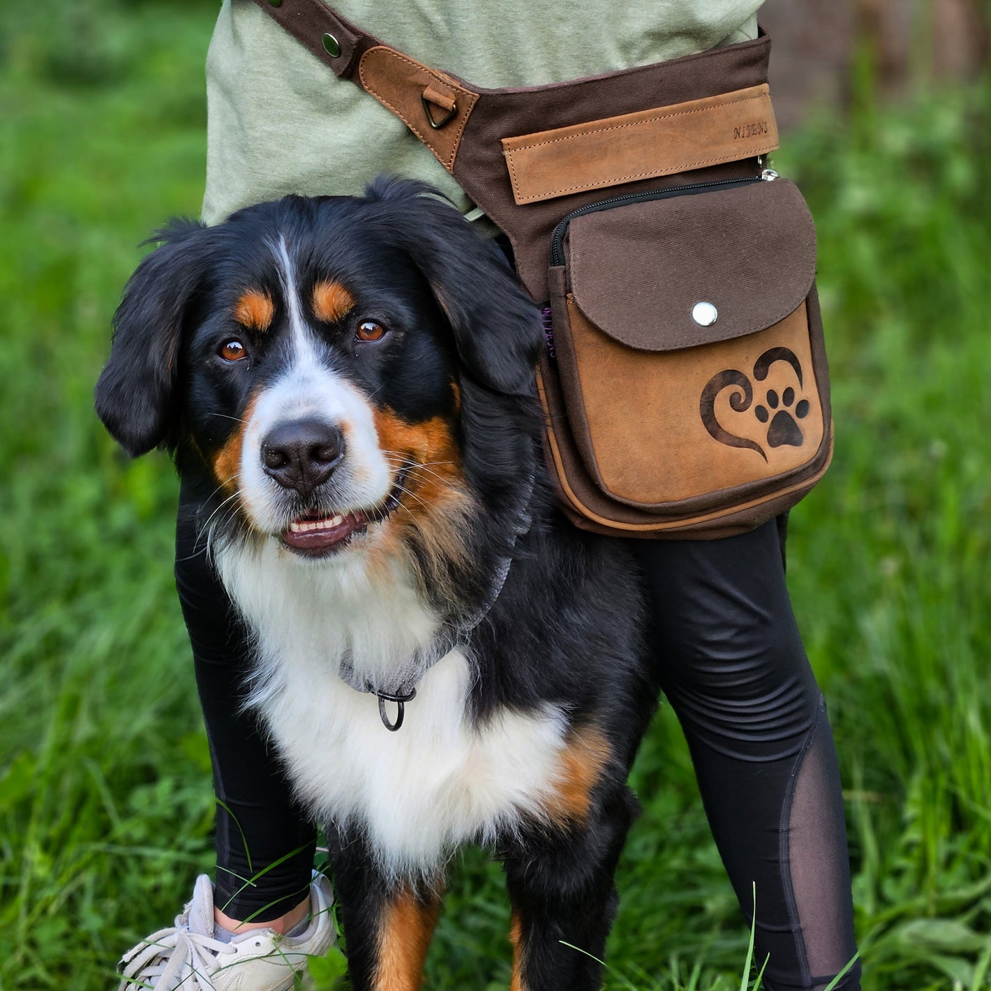 Gassi-Tasche Leder Vintage mit Prägung Pfotenherz in Braun - Nijens Shop