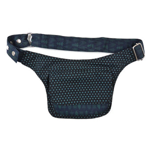 Vorderansicht der Nijens Hüfttasche mit Sternen- und Pfeilmuster in Blaugrün