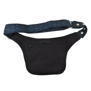 Rückseite der schwarzen Nijens Hüfttasche mit Reißverschlussfach und breitem Gürtel