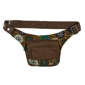 Braune Nijens Hüfttasche aus 100% Baumwolle mit Mandala Muster, Vorderansicht.