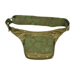 Nijens Bauchtasche Dublin in Olivgrün mit kleinen Blättern, Frontansicht mit aufgesetztem Fach und verstellbarem Gurt auf weißem Hintergrund.