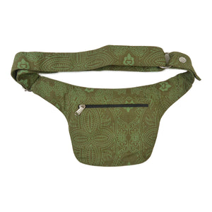 Nijens Bauchtasche Dublin in Olivgrün, Rückansicht mit aufgesetztem Fach und verstellbarem Gurt auf weißem Hintergrund.