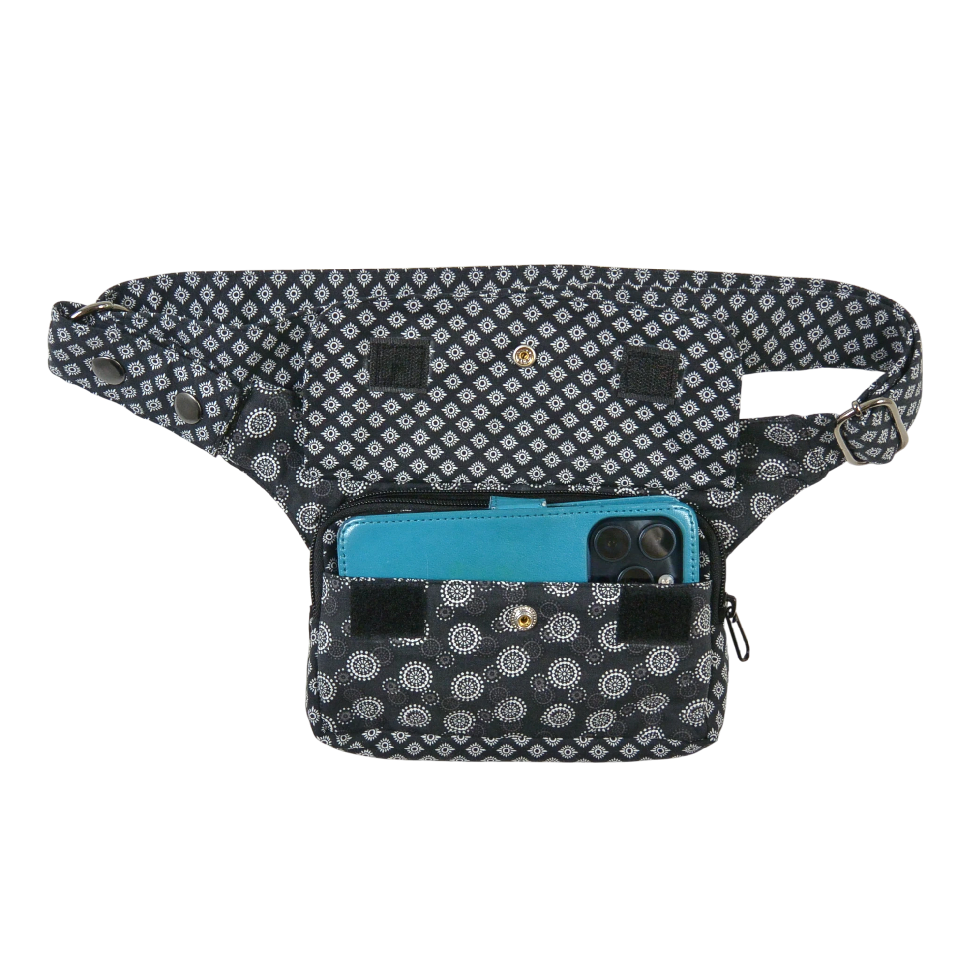 Nijens Bauchtasche aus 100% Baumwolle in Grau-Schwarz mit weißem Muster, Frontansicht mit Handy-Fach, Reißverschlussfach und verstellbarem Gurt.