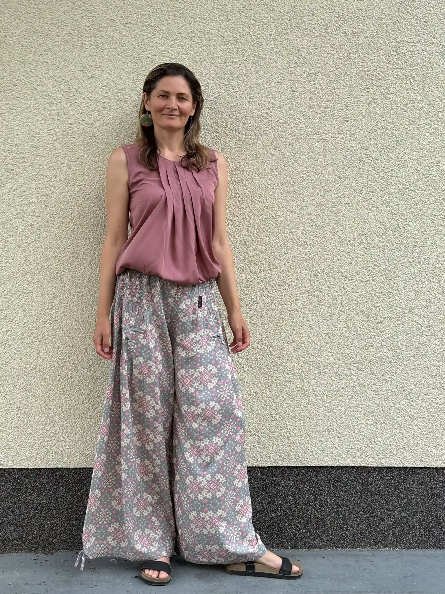 Frau trägt die gemusterte Viskosehose mit weitem Bein und elastischem Bund