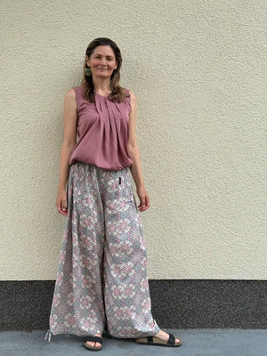 Frau trägt die gemusterte Viskosehose mit weitem Bein und elastischem Bund