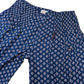 Damenhose aus Viskose in Dunkelblau mit elastischem Bund und Ethno-Print, halb ausgebreitet fotografiert.
