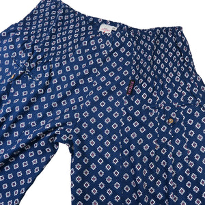 Damenhose aus Viskose in Dunkelblau mit elastischem Bund und Ethno-Print, halb ausgebreitet fotografiert.