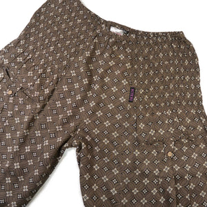 Braune Pumphose mit elastischem Bund und Ethno-Muster aus Viskose von Nijens, Detailaufnahme der oberen Partie.