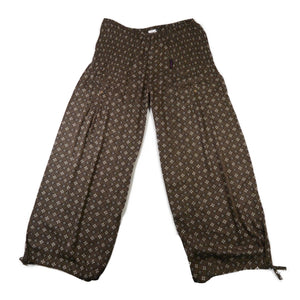 Luftige Damenhose aus brauner Viskose mit grafischem Allover-Muster, flach ausgebreitet.