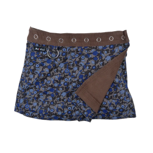 Wenderock für Kinder aus Baumwolle Beige mit blauen Blumenmuster und Druckknopfleiste.