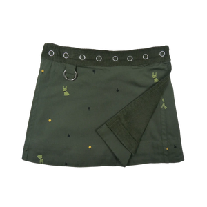 Wenderock für Kinder aus Baumwolle Olivgrün mit Hasenmotiven und Druckknopfleiste.