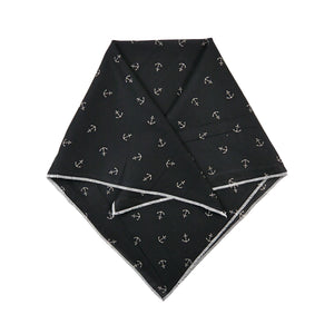 Hundebandana aus Stoff mit Ankern Muster in Schwarz.