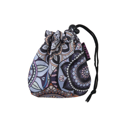 Beutel aus wasserabweisendem Polyester-Material mit Mandala-Design in Lavendel.