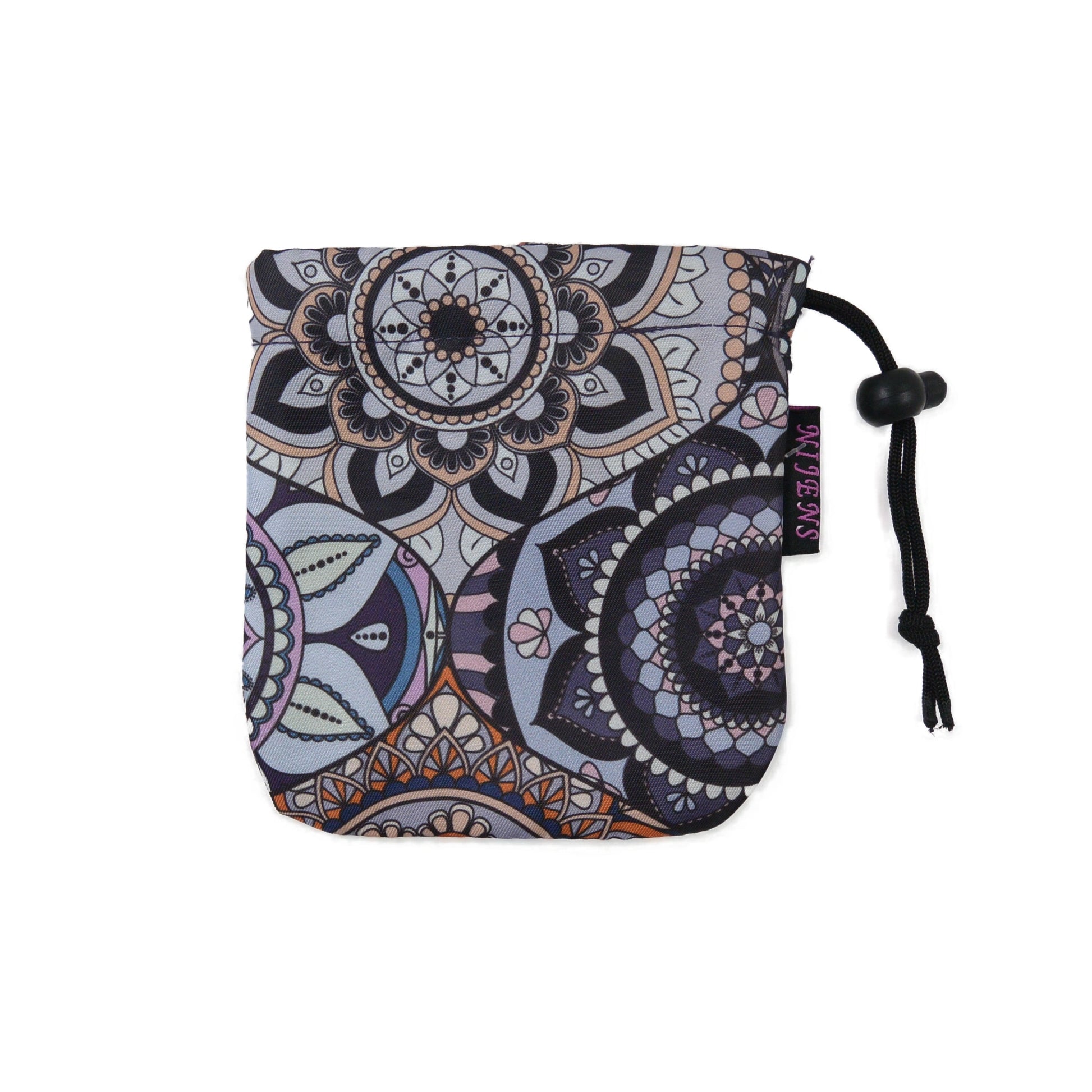 Beutel aus wasserabweisendem Polyester-Material mit Mandala-Design in Lavendel mit Kordelzug.