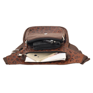 Innenansicht der braunen Gassi-Tasche aus echtem Leder mit Smartphone und Portemonnaie. Nijens Shop.