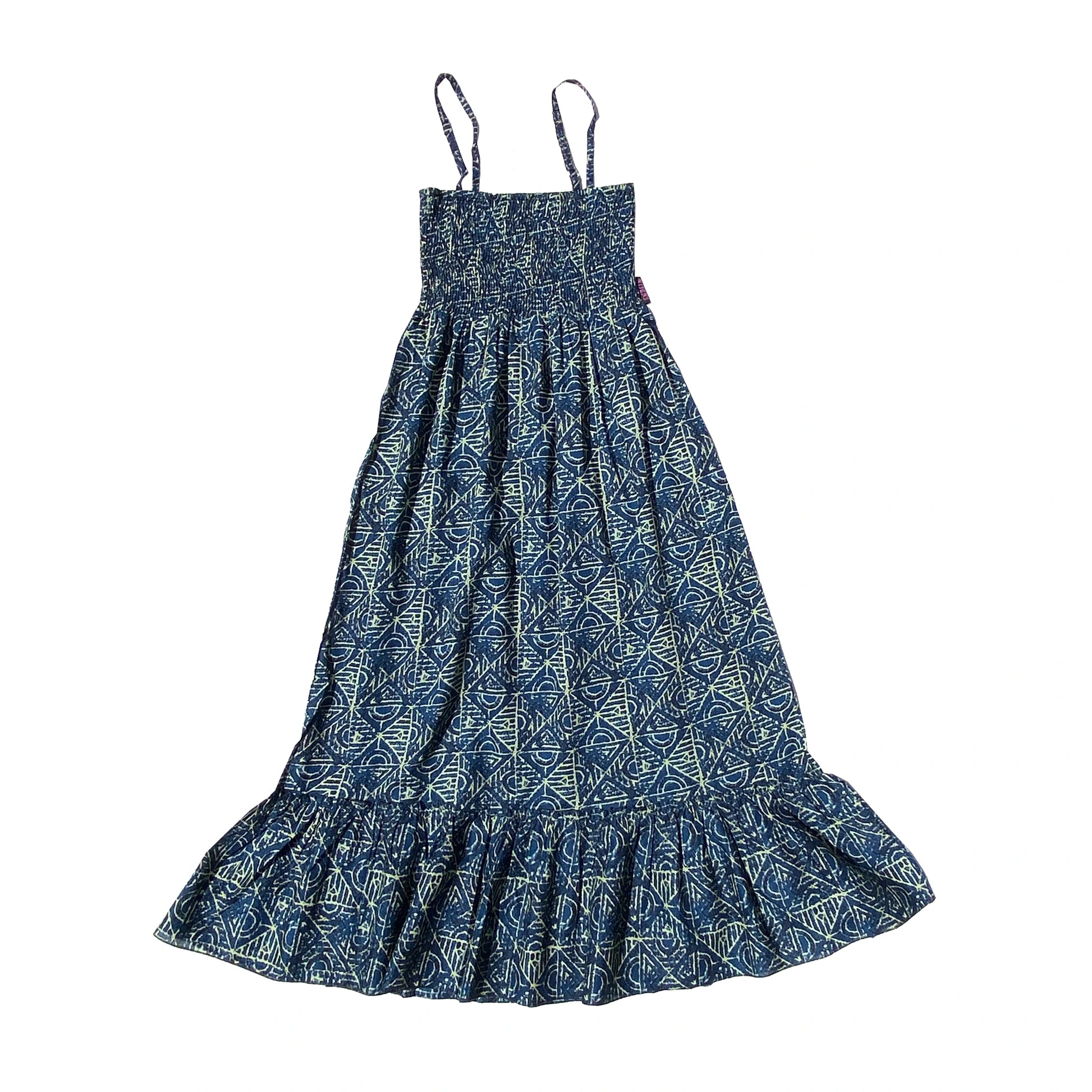 Sommerkleid, Smoked Dress aus Baumwolle in Blau mit grünem Muster und verstellbaren Spaghettiträgern und einer breiten Rüschborte am Rocksaum.