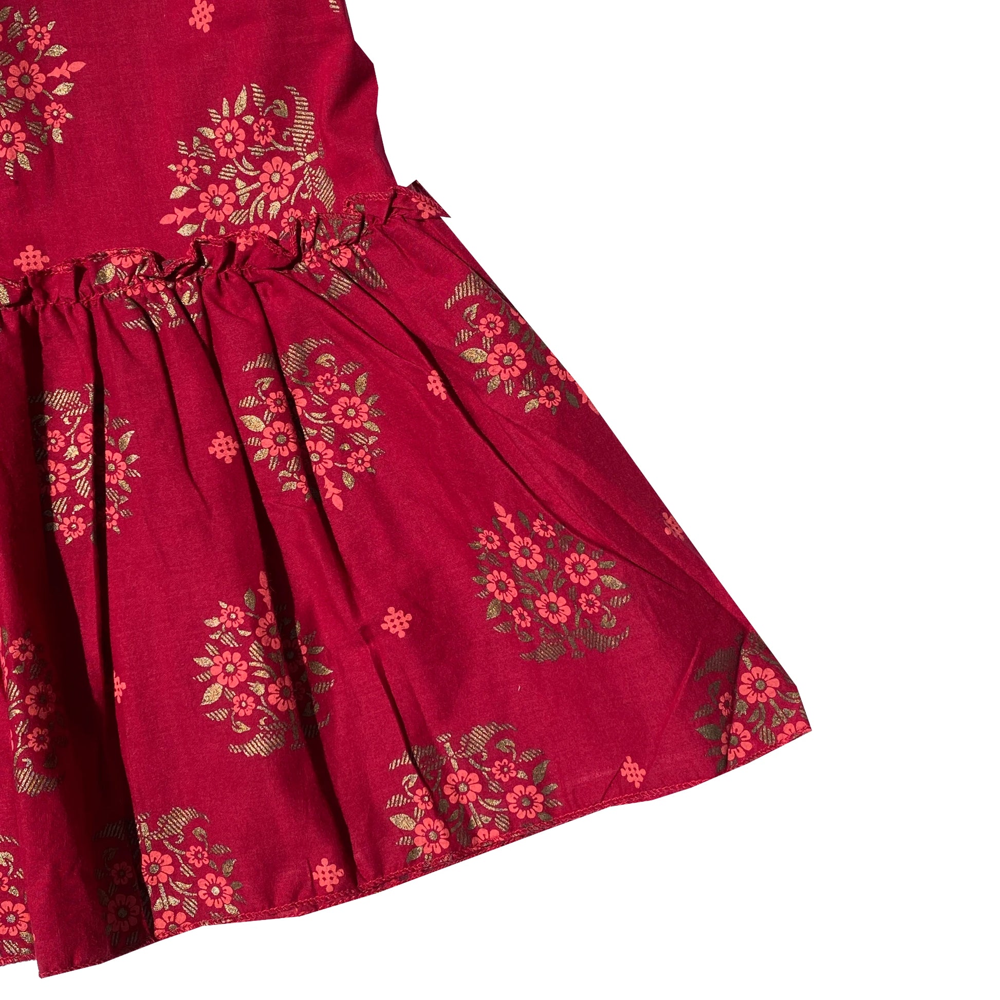 Sommerkleid, Smoked-Dress aus Baumwolle in Rot und floralen Motiven. Spaghettiträger sind verstellbar. Den Rockbund ziert ein breiter Rüschsaum.