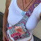 Frau trägt bunte Crossbodytasche mit Mandala-Print in Rosa-Türkis.