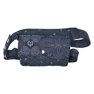 Bauchtasche Dunkelblau aus zwei verschiedenen Stoffen mit floralem Muster, ein großes Einsteckfach, verschließbar mit Klett und Druckknopf inklusive kleinem und großem Reißverschlussfach.