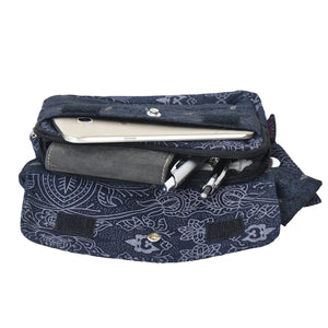 Bauchtasche Dunkelblau aus zwei verschiedenen Stoffen mit floralem Muster, einem großen Einsteckfach, zwei Reißverschlussfächer mit Platz für Portemonnaie, Handy und weiteren Kleinigkeiten.