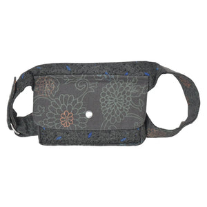 Bauchtasche Khaki aus zwei verschiedenen Stoffen mit floralem Muster grün, ein großes Einsteckfach, verschließbar mit Klett und Druckknopf inklusive kleinem und großem Reißverschlussfach.