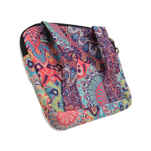 Kleine Beuteltasche für aus Polyester bunt mit Mandala-Print und zwei separaten Reißverschlussfächern sowie zwei Gürtelschlaufen.