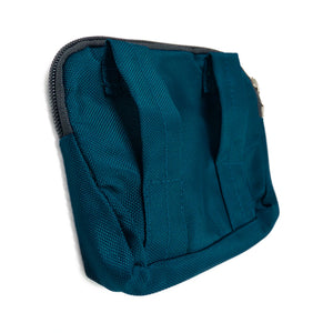 Kleine Beuteltasche aus Polyester Teal mit zwei separaten Reißverschlussfächern sowie zwei Gürtelschlaufen.