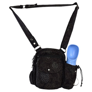 Vorderansicht der Tasche mit integrierter blauer Hundetrinkflasche im seitlichen Halter. Gassitasche aus Stoff.