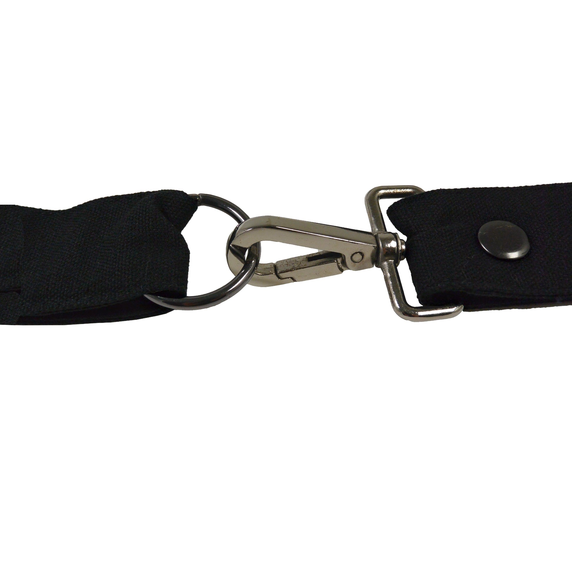 Karabiner-Verschluss verbindet Gurt und Metallring an Nijens Hüfttasche – einfaches Ein- und Aushängen