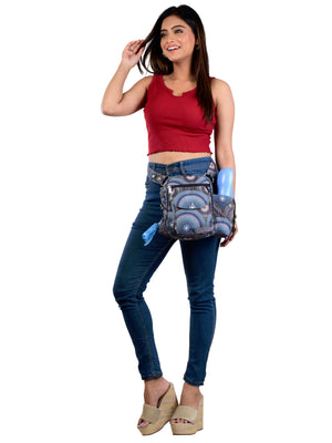 Stylische Gassi-Tasche in Türkisblau mit Mandala-Muster, als Hüfttasche getragen – mit integriertem Flaschenhalter und Fach für Kotbeutel.