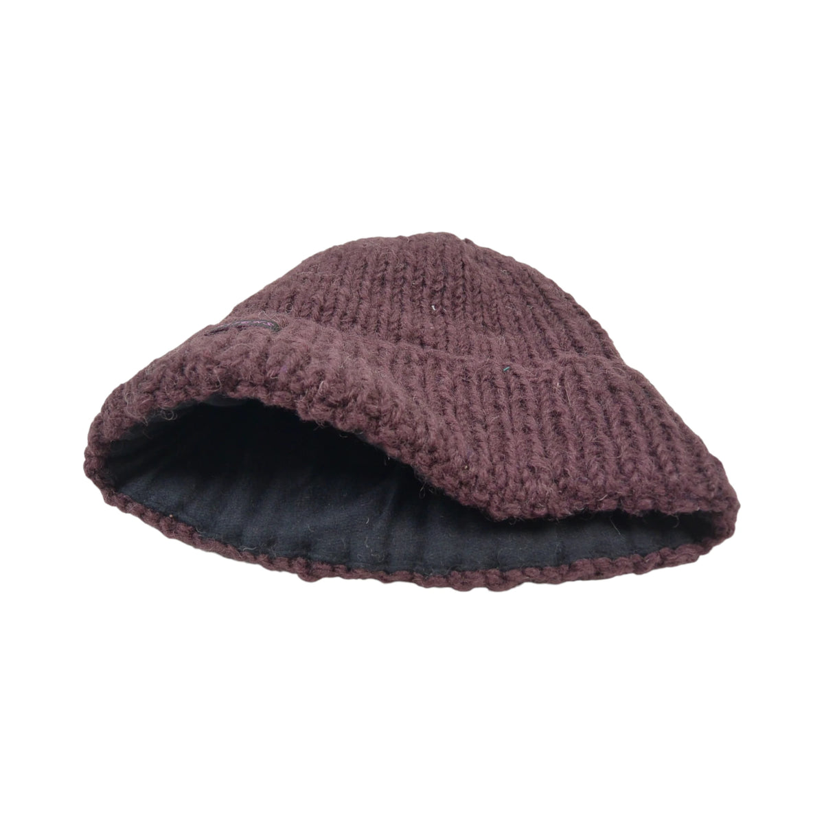 Innenansicht der handgestrickten Nijens Beanie Siraha aus 100 % Schurwolle Schokobraun mit weichem grauem Baumwollfutter