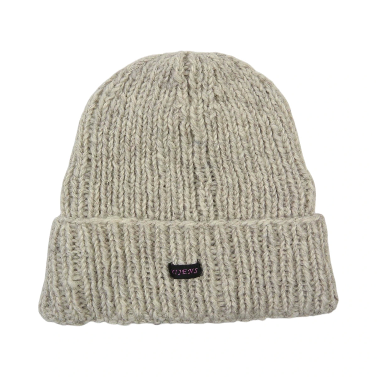 Nijens kurze Beanie Siraha in Naturweiß meliert, handgestrickt aus 100 % Schurwolle mit breitem Umschlag und grober Strickstruktur