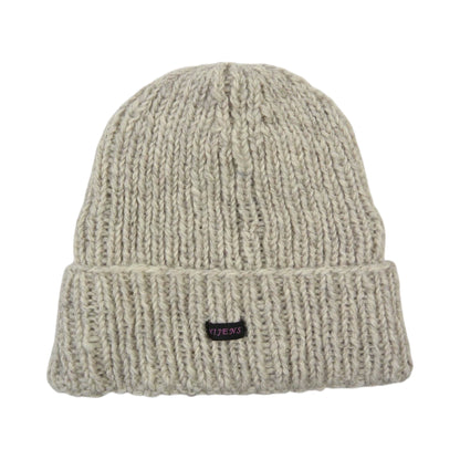 Nijens kurze Beanie Siraha in Naturweiß meliert, handgestrickt aus 100 % Schurwolle mit breitem Umschlag und grober Strickstruktur