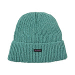 Handgestrickte Nijens Beanie Siraha in Eukalyptusgrün mit grober Strickstruktur, breitem Umschlag und Nijens-Logo