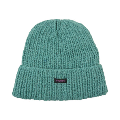 Handgestrickte Nijens Beanie Siraha in Eukalyptusgrün mit grober Strickstruktur, breitem Umschlag und Nijens-Logo
