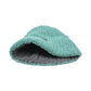 Handgestrickte Nijens Beanie Siraha in Eukalyptusgrün mit grober Strickstruktur. Innenansicht.