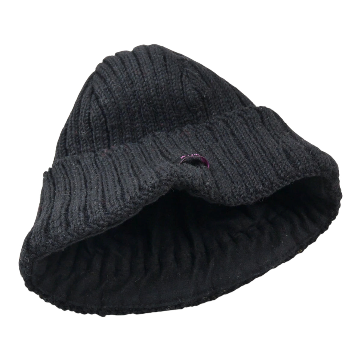 Kurze Nijens Beanie Tulsipur in Schwarz aus Schurwolle mit breitem Umschlag und Rippstrickmuster. Innennsicht.