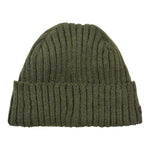 Kurze Nijens Beanie Tulsipur in Dunkeloliv aus Schurwolle mit breitem Umschlag und Rippstrickmuster.