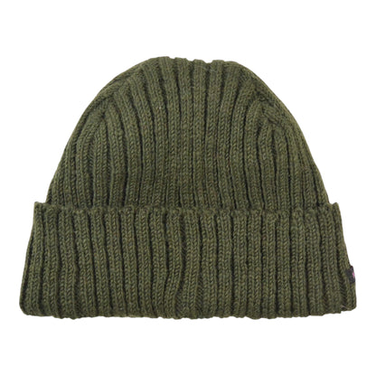 Kurze Nijens Beanie Tulsipur in Dunkeloliv aus Schurwolle mit breitem Umschlag und Rippstrickmuster.