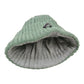 Kurze Nijens Beanie Tulsipur in Salbeigrün aus Schurwolle mit breitem Umschlag und Rippstrickmuster. Innenansicht.