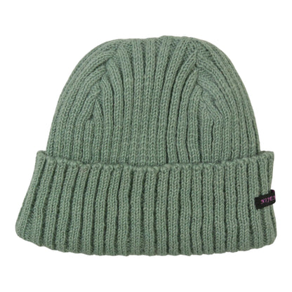 Kurze Nijens Beanie Tulsipur in Salbeigrün aus Schurwolle mit breitem Umschlag und Rippstrickmuster.