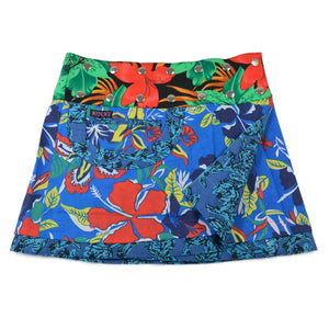 Kurzer Wenderock von Nijens mit tropischem Blumenmuster in Blau, Rot, Grün und Gelb – mit auffälligem Bund und praktischer Tasche. Nijens Shop