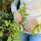 Modell mit fingerlose Handschuhe aus Schurwolle Sandfarben mit Fleeceeinsatz.