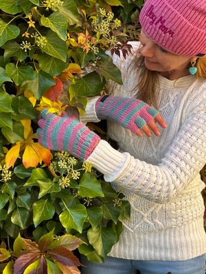 Modell Wollmütze, Strickmütze, Beanie-Mütze aus Schurwolle, Rosa, mit Umschlag und Fleeceeinsatz. Der Umschlag ist vorne mit dem Schriftzug „Dog Mom“ bestickt.