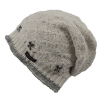 Long Beanie Mütze, Wollmütze mit Strickmuster aus 100% Schurwolle, weiß. Kleine Stickblumen mit Straßsteinchen verzieren den Mützenrand.